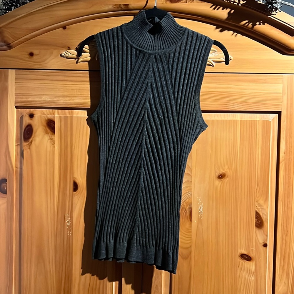 Sleeveless fitted lightweight sweater